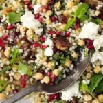 Schneller Perlcouscous-Salat mit Kichererbsen und Feta 4 Schneller Perlcouscous-Salat mit Kichererbsen und Feta