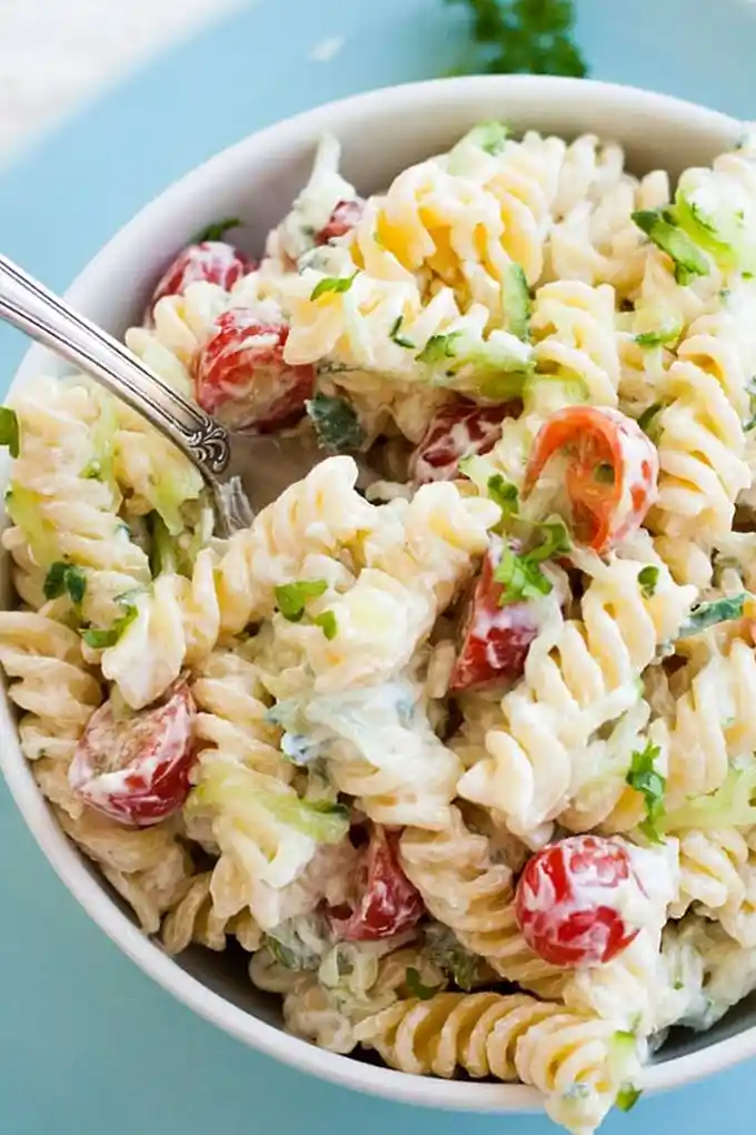 Schneller Tzatziki-Nudelsalat in 20 Minuten