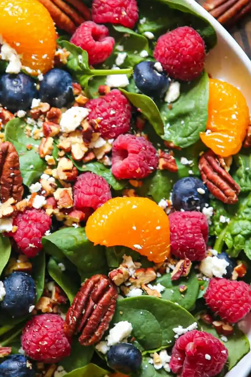 Beeren-Spinatsalat mit Blaubeeren, Himbeeren und Feta 3 Recipe image