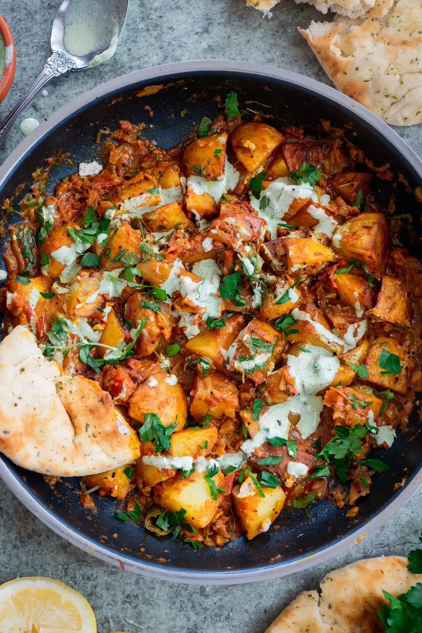 Aloo Masala Rezept: Pikantes Kartoffel-Curry mit Minz-Dip 3 Recipe image