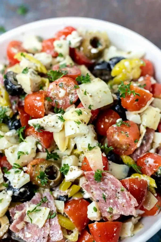 Herzhafter Mediterraner Antipasto-Salat