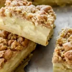Apfelkuchen vom Blech mit Vanillepudding und Zimtstreuseln