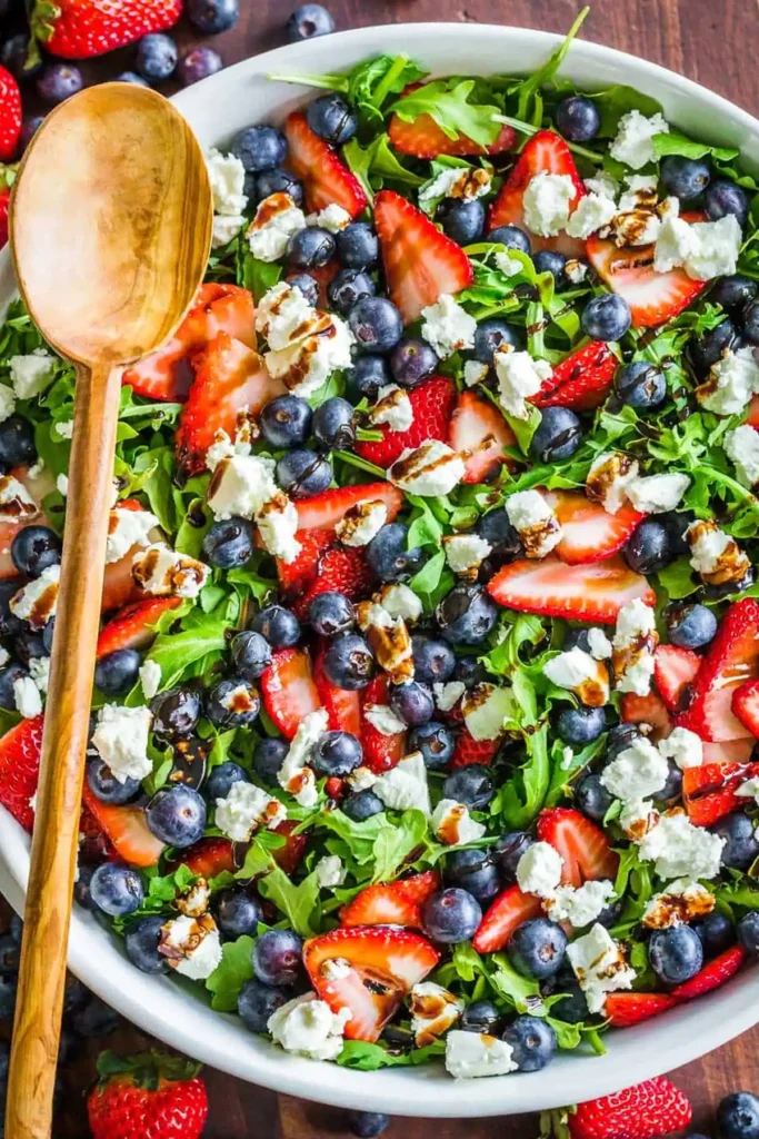 Erfrischender Rucola-Salat mit Beeren und Ziegenkäse