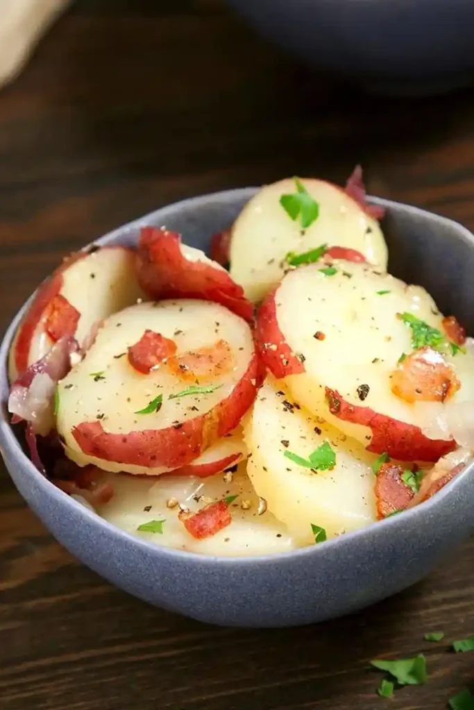 Authentischer deutscher Kartoffelsalat