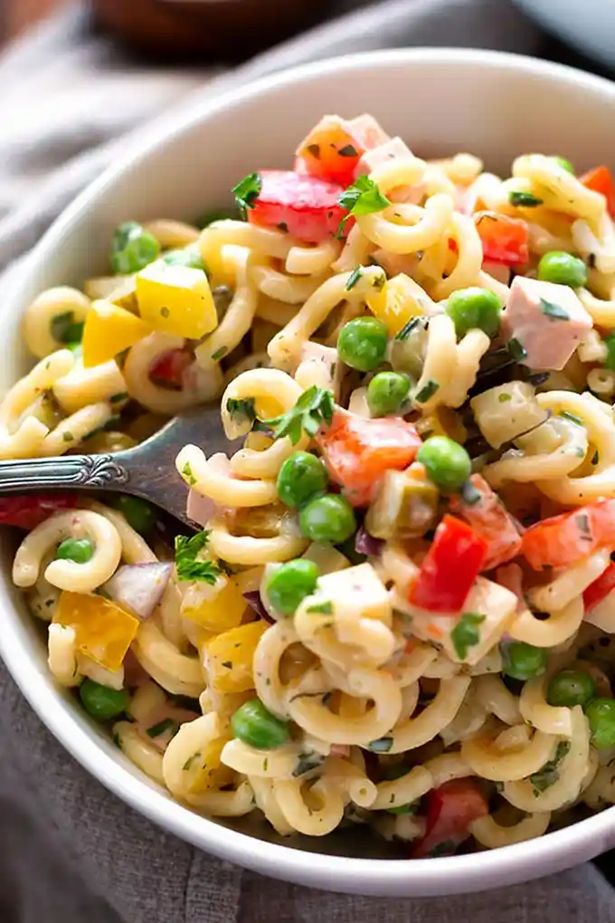 Cremiger Nudelsalat mit Geflügelwurst und Gemüse 3 Recipe image