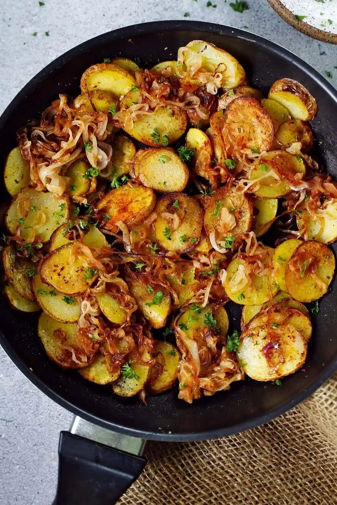 Knusprige Bratkartoffeln mit karamellisierten Zwiebeln 3 Recipe image