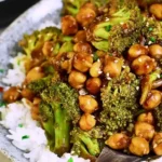 Herzhafte Brokkoli-Pfanne mit Kichererbsen und Ingwer-Sauce 4 Herzhafte Brokkoli-Pfanne mit Kichererbsen und Ingwer-Sauce