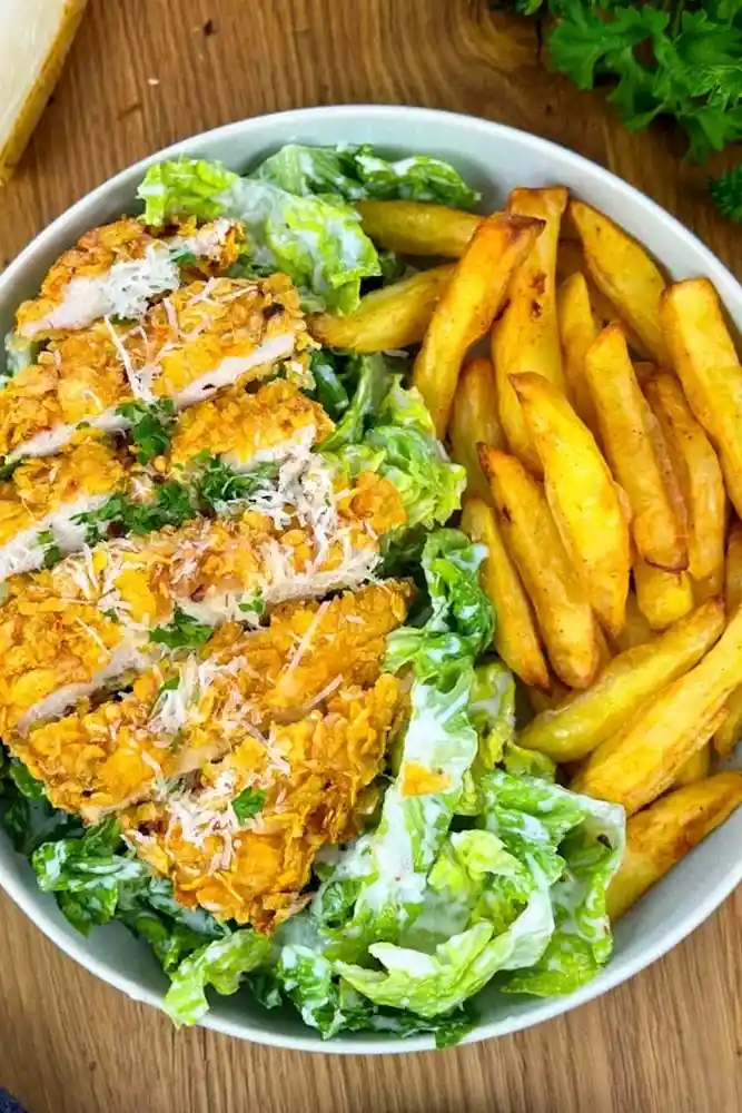 Knusprige Caesar-Hähnchen-Bowl mit Cornflakes-Panade 3 Recipe image