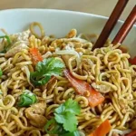 Chinesisch gebratene Nudeln mit Hähnchen, Ei und Gemüse 4 Chinesisch gebratene Nudeln mit Hähnchen, Ei und Gemüse