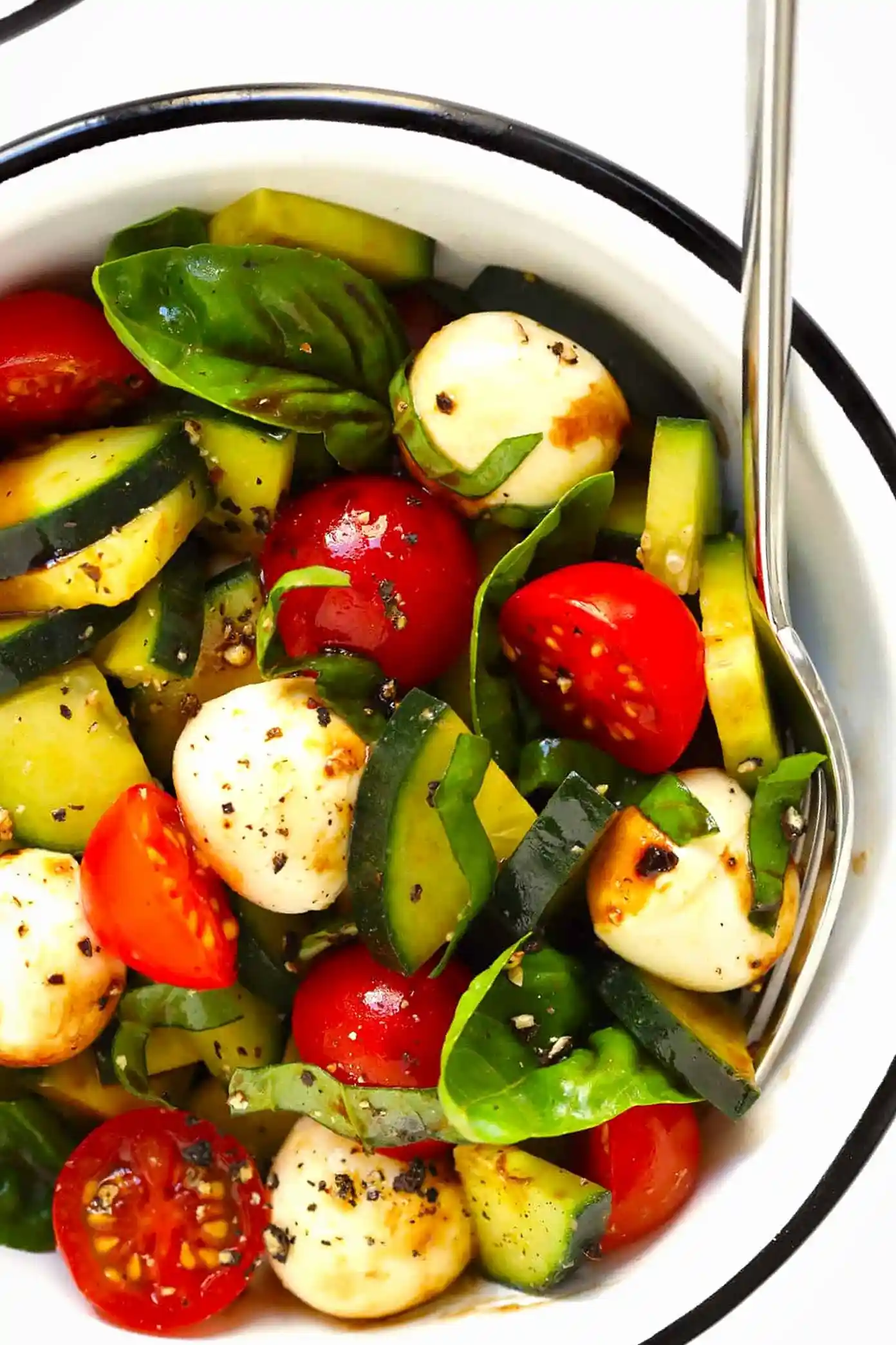 Erfrischender Gurken-Caprese-Salat mit optionalen Nudeln 3 Recipe image