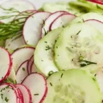 Knackiger Gurken-Radieschen-Salat mit cremigem Joghurt-Dressing 4 Knackiger Gurken-Radieschen-Salat mit cremigem Joghurt-Dressing