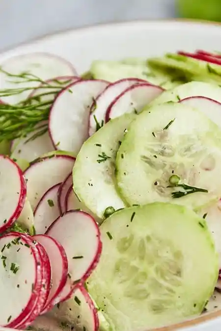 Knackiger Gurken-Radieschen-Salat mit cremigem Joghurt-Dressing 3 Recipe image