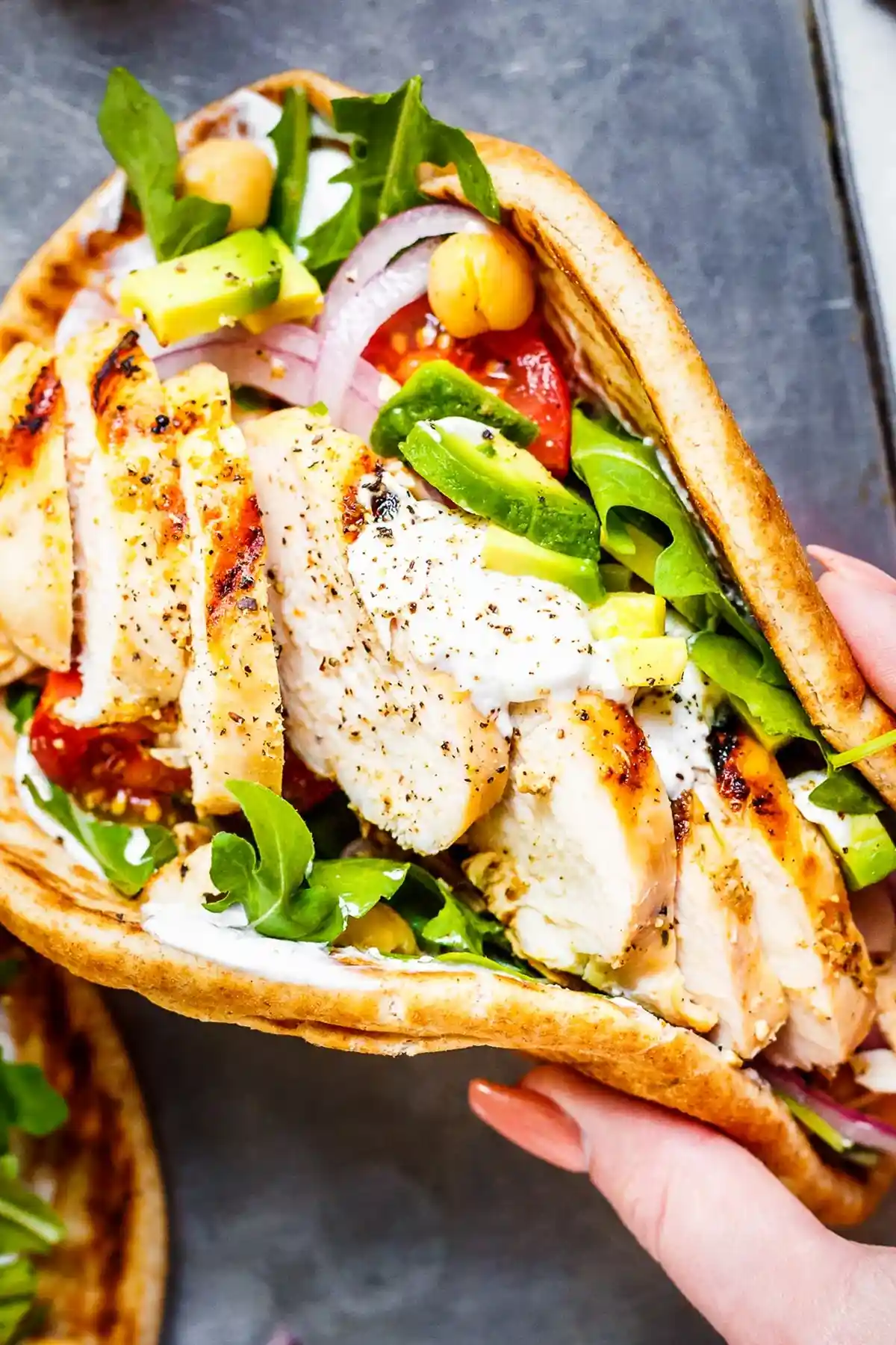 Gegrillte Hähnchen-Pita-Sandwiches mit Kichererbsen-Salat 3 Recipe image