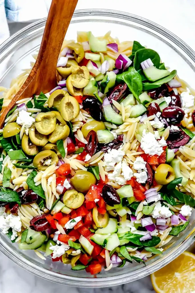 Mediterraner Orzo-Nudelsalat mit Feta und Gemüse