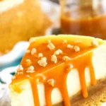 Kremiger Salted Caramel Cheesecake mit Toffee-Stückchen