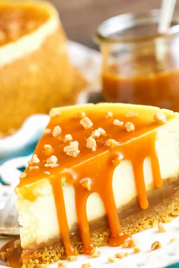 Kremiger Salted Caramel Cheesecake mit Toffee-Stückchen
