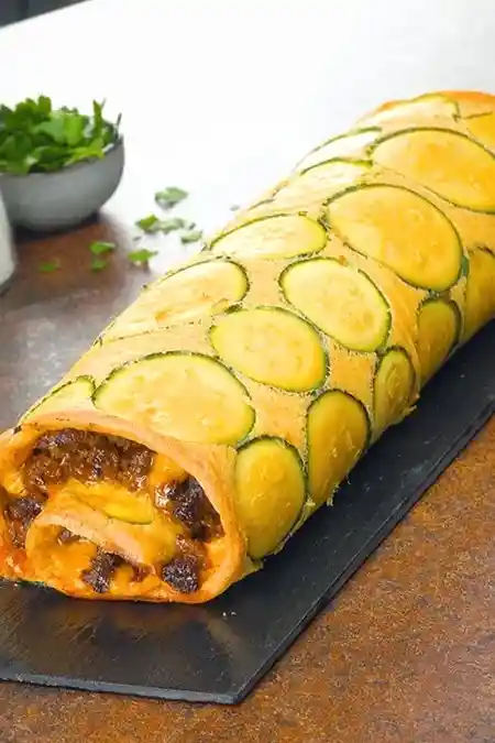 Herzhafte Zucchini-Hackfleisch-Rolle mit geschmolzenem Cheddar 3 Recipe image