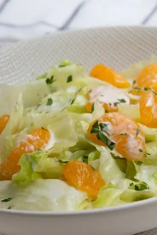 Knackiger Eisbergsalat mit fruchtigen Mandarinen 3 Recipe image