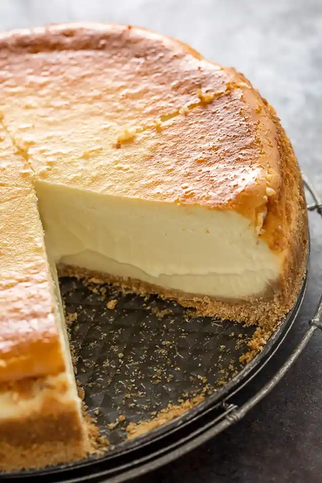 Extra cremiger Käsekuchen mit knusprigem Keksboden 3 Recipe image