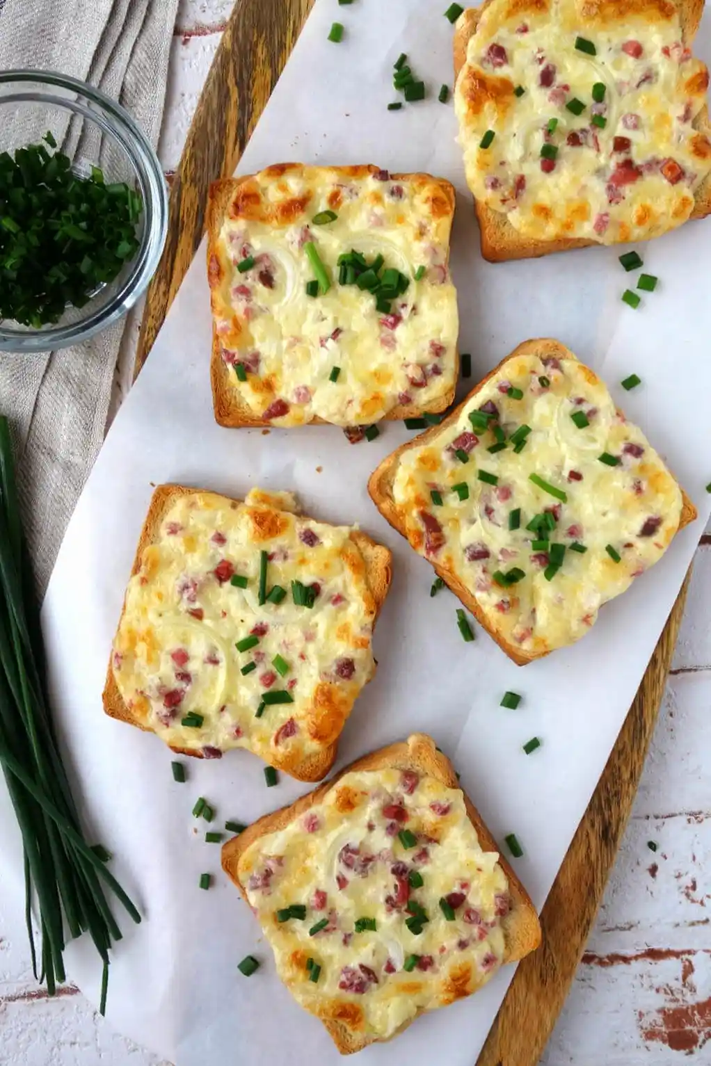 Schneller Flammkuchen-Toast mit Zwiebeln und würzigem Belag 3 Recipe image