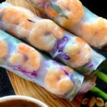 Frische vietnamesische Frühlingsrollen mit cremiger Erdnusssauce 4 Frische vietnamesische Frühlingsrollen mit cremiger Erdnusssauce