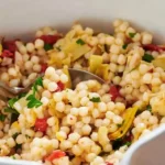 Israelischer Couscous-Salat mit Artischocken, Feta und gerösteter Paprika 4 Israelischer Couscous-Salat mit Artischocken, Feta und gerösteter Paprika