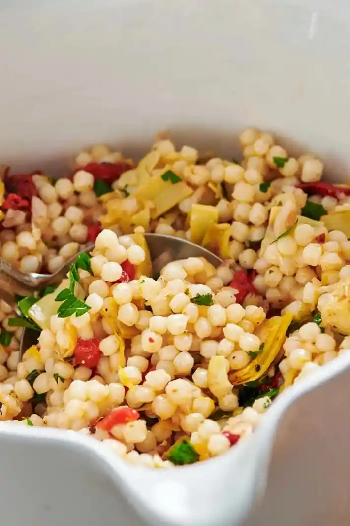 Israelischer Couscous-Salat mit Artischocken, Feta und gerösteter Paprika 3 Recipe image