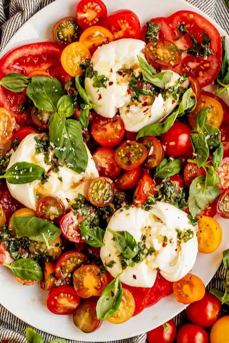 Kremiger Burrata Caprese Salat mit Basilikum-Vinaigrette 3 Recipe image