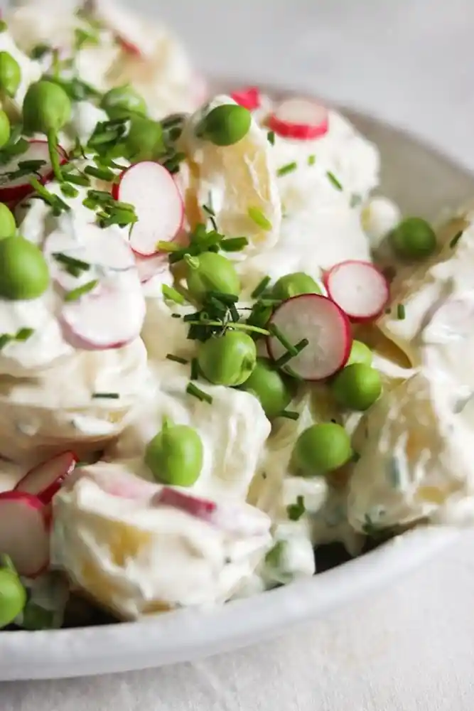 Klassischer cremiger Kartoffelsalat mit Radieschen und Schnittlauch 3 Recipe image