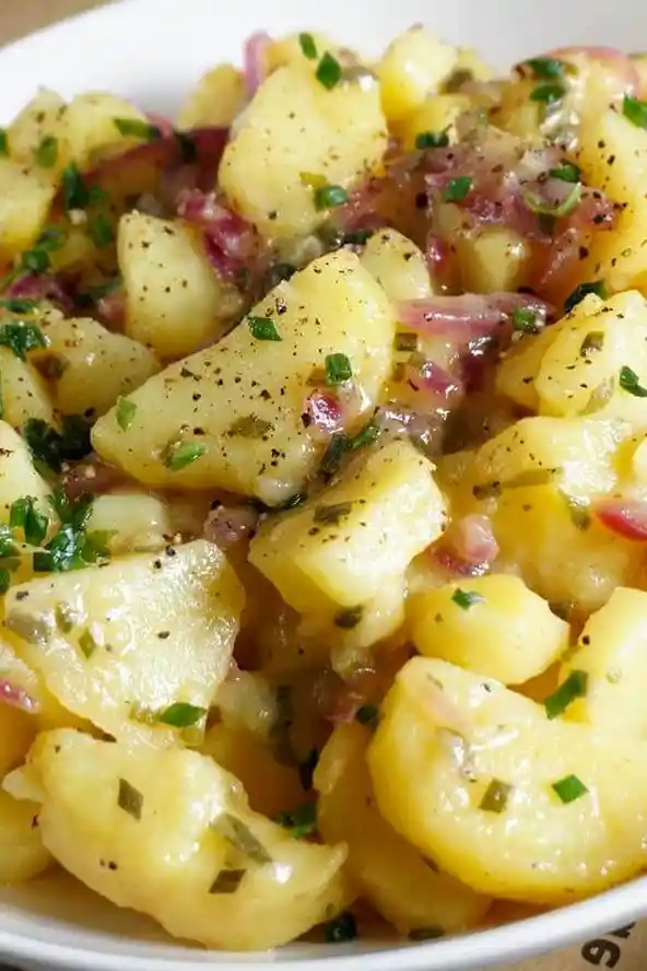 Klassischer Kartoffelsalat mit Essig und Öl und frischem Schnittlauch 3 Recipe image