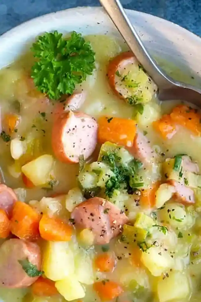 Herzhafte Kartoffelsuppe mit Würstchen nach traditioneller Art
