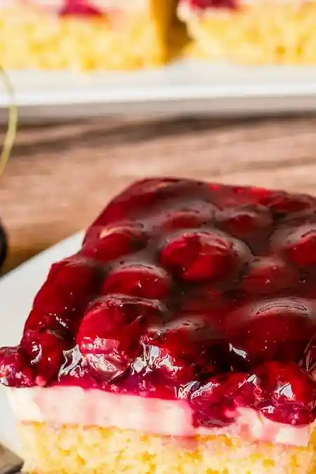 Saftiger Kirsch-Schmand-Blechkuchen mit Vanillecreme 3 Recipe image