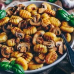 Knusprig gebratene Gnocchi mit Knoblauch-Pilzen (vegan) 4 Knusprig gebratene Gnocchi mit Knoblauch-Pilzen (vegan)