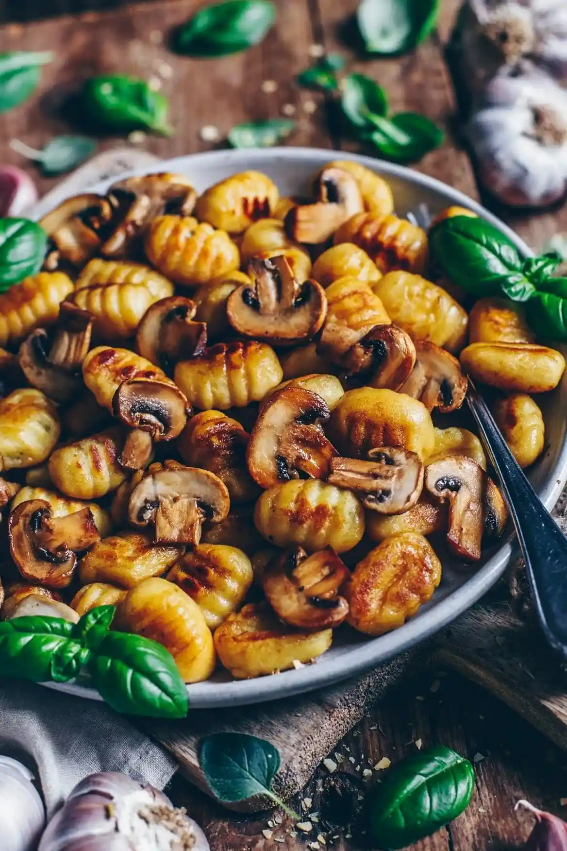Knusprig gebratene Gnocchi mit Knoblauch-Pilzen (vegan) 3 Recipe image