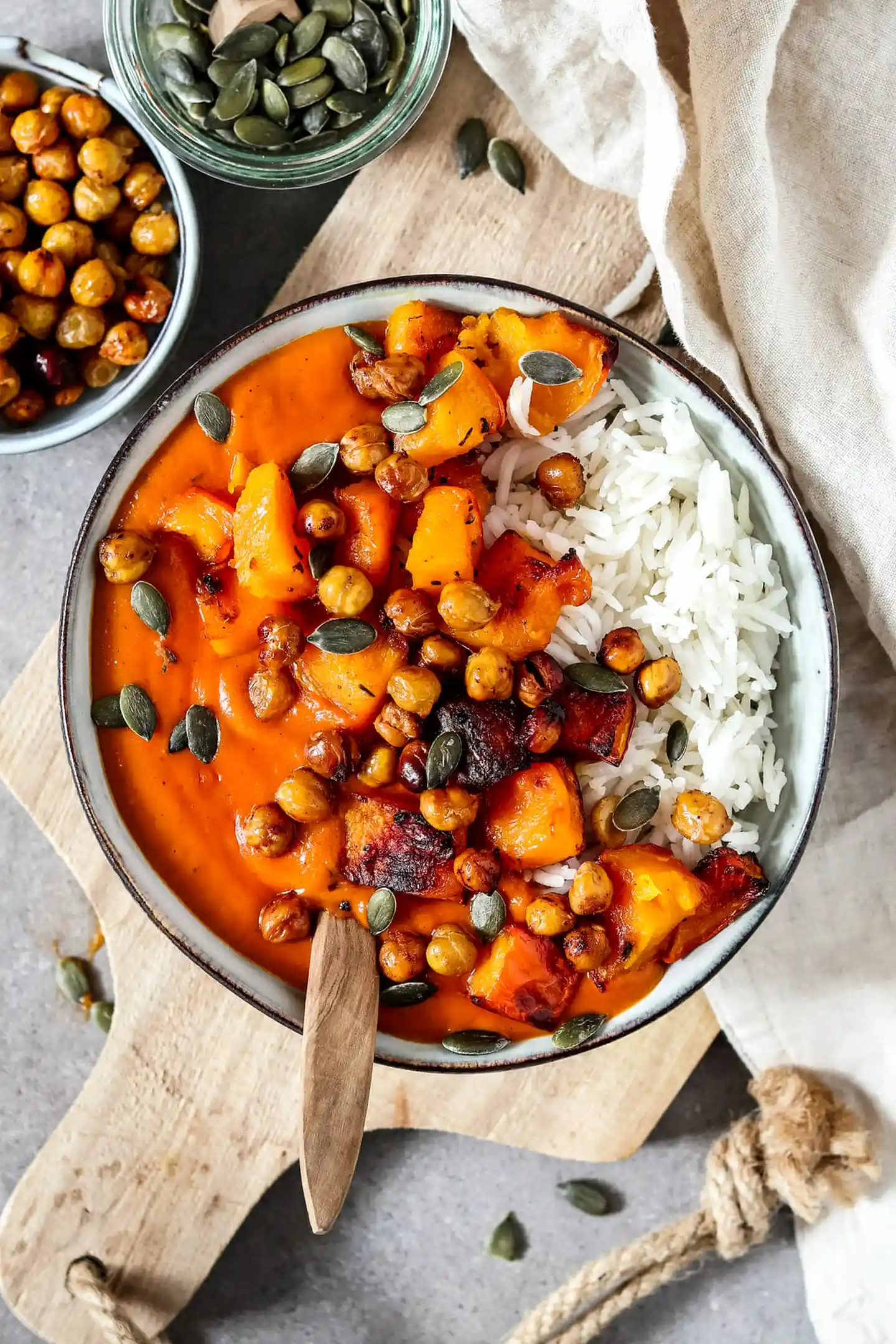 Veganes Kürbis Curry mit geröstetem Kürbis und knusprigen Kichererbsen 3 Recipe image