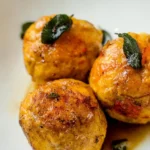 Herzhafte Kürbisknödel mit knuspriger Salbeibutter 4 Herzhafte Kürbisknödel mit knuspriger Salbeibutter