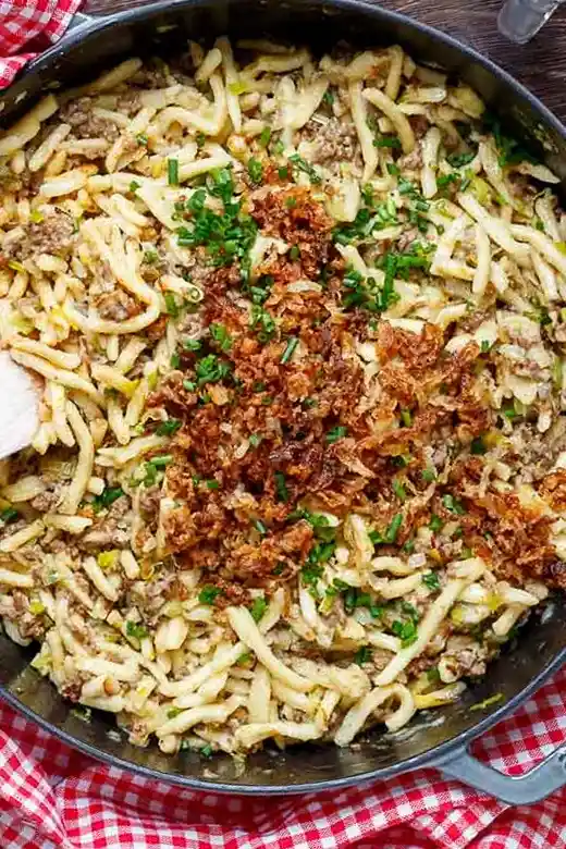 Herzhafte Käsespätzle-Hackpfanne mit Lauch und knusprigen Zwiebeln 3 Recipe image