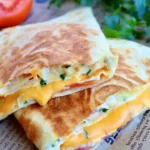 Herzhafter Frühstückswrap mit Ei, Käse und Tomaten 4 Herzhafter Frühstückswrap mit Ei, Käse und Tomaten