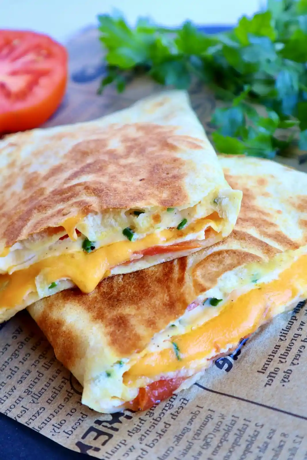 Herzhafter Frühstückswrap mit Ei, Käse und Tomaten 3 Recipe image