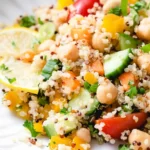 Zitroniger Quinoa-Kichererbsensalat mit frischem Gemüse