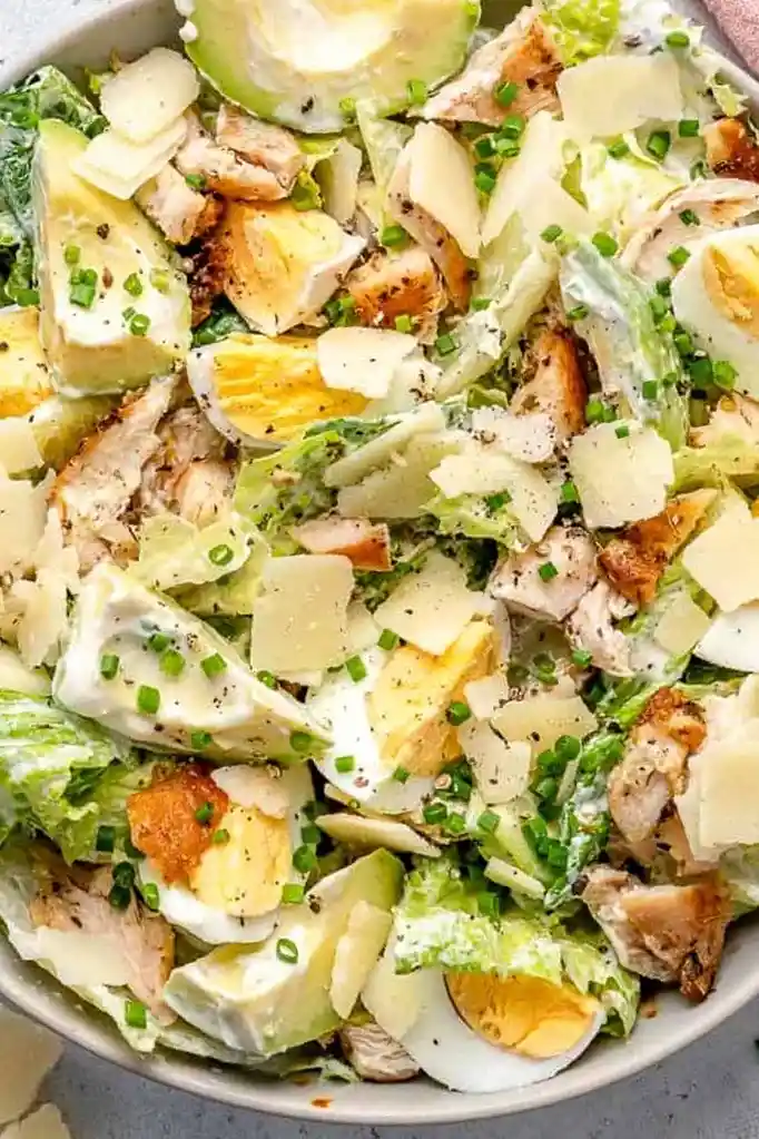 Low Carb Hähnchen-Caesar-Salat mit Avocado und Ei 3 Recipe image