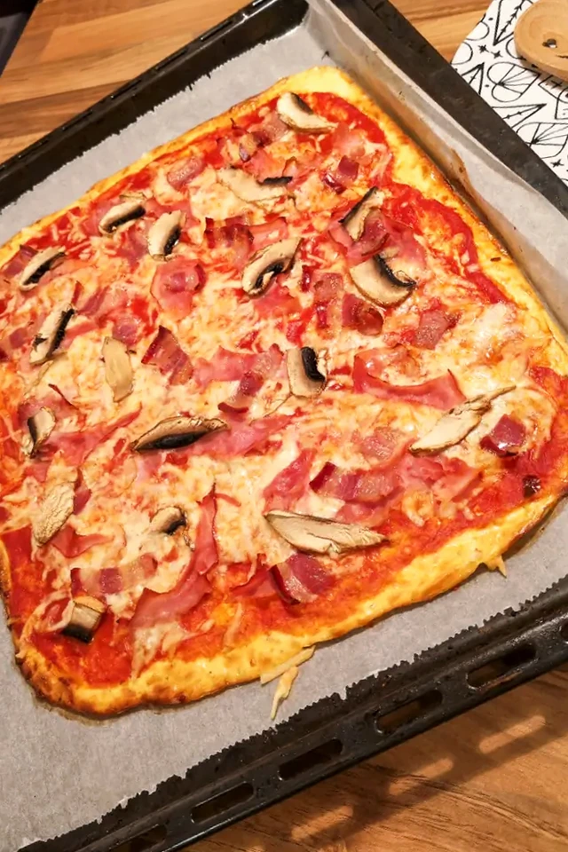 Proteinreicher Low Carb Pizzateig aus Quark 3 Recipe image