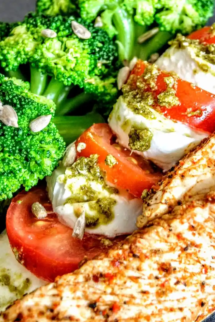 Schnelles Low Carb Abendessen mit Hähnchen, Brokkoli und Mozzarella 3 Recipe image