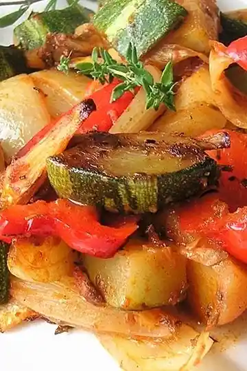 Mediterrane Ofenpfanne mit Kartoffeln und buntem Gemüse 4 Recipe image