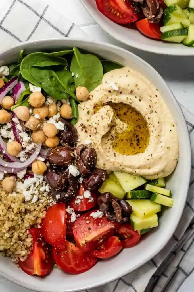 Mediterrane Hummus-Bowl mit Quinoa und frischem Gemüse