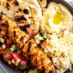 Mediterrane Reisschüssel mit gegrillten Hähnchen-Tawook-Spießen 4 Mediterrane Reisschüssel mit gegrillten Hähnchen-Tawook-Spießen