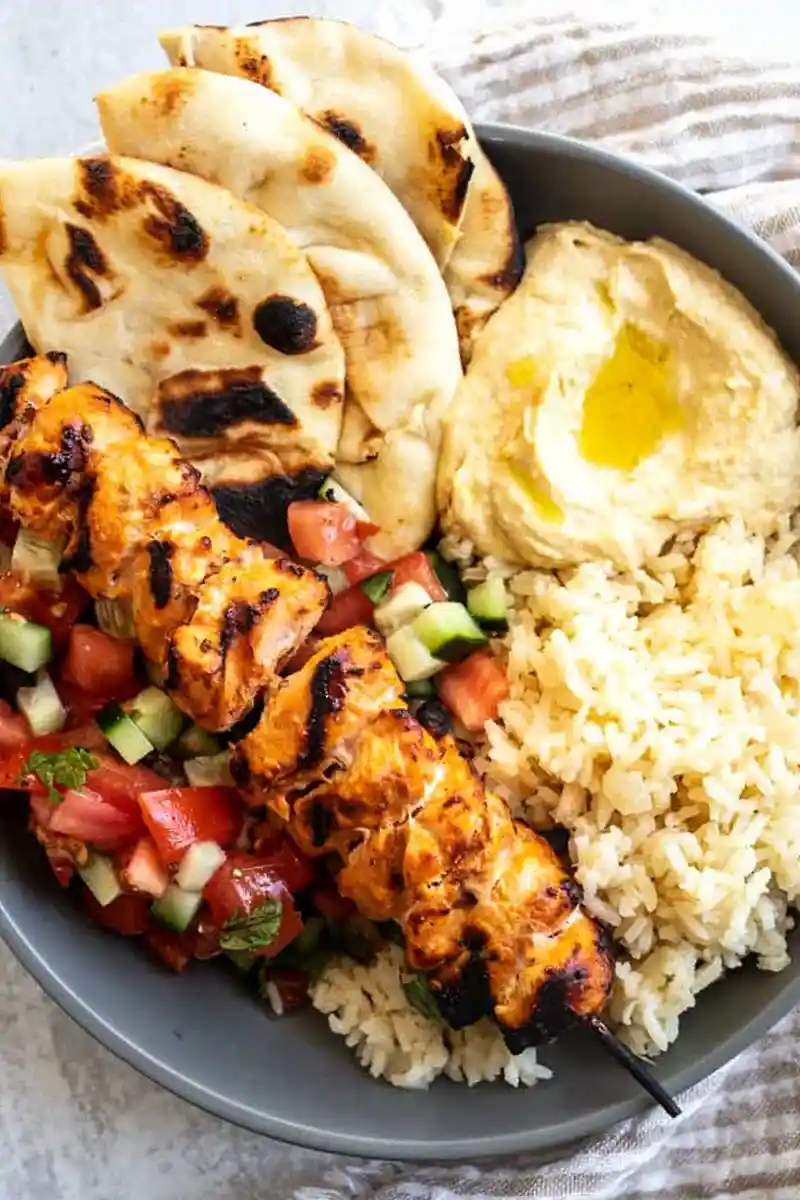 Mediterrane Reisschüssel mit gegrillten Hähnchen-Tawook-Spießen 3 Recipe image