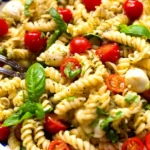 Schneller Pesto-Nudelsalat mit Mozzarella und Tomaten 4 Schneller Pesto-Nudelsalat mit Mozzarella und Tomaten