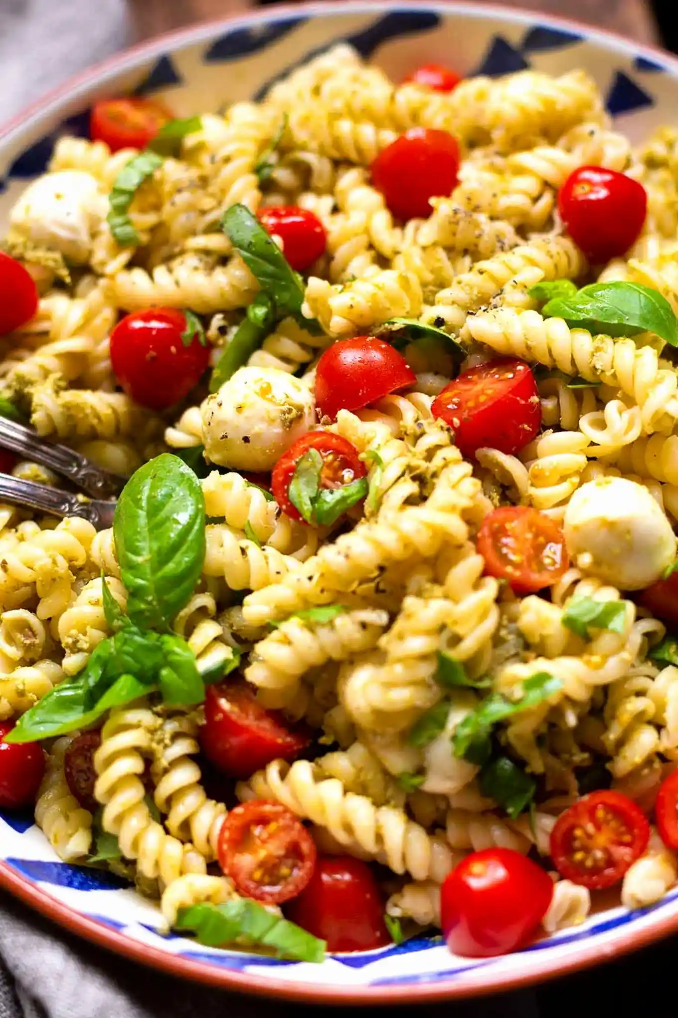 Schneller Pesto-Nudelsalat mit Mozzarella und Tomaten 3 Recipe image