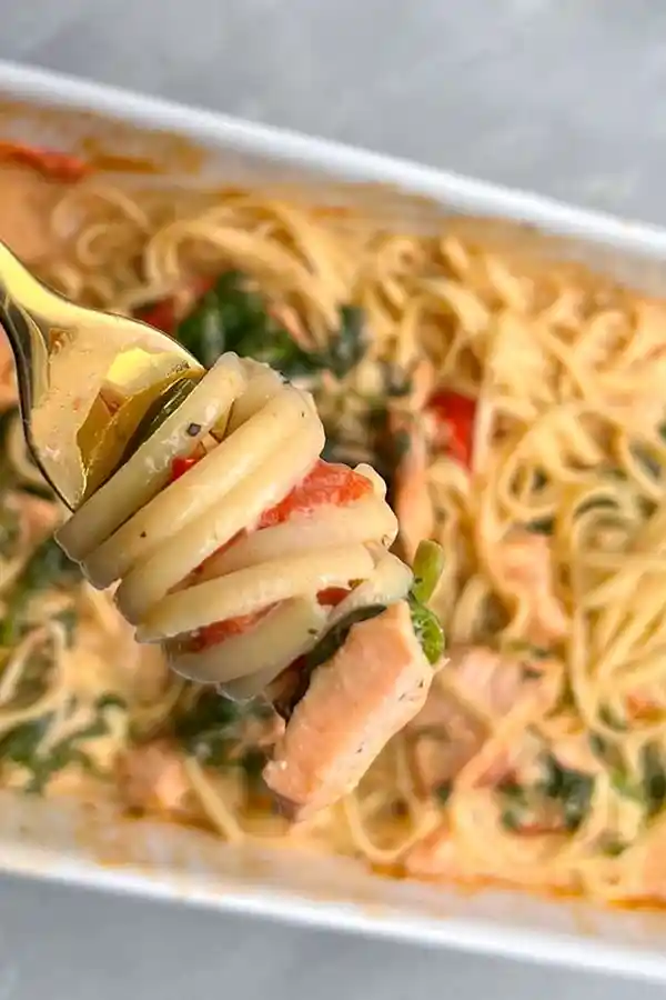 Cremige Lachs-Pasta mit Spinat und Tomaten aus dem Ofen 3 Recipe image